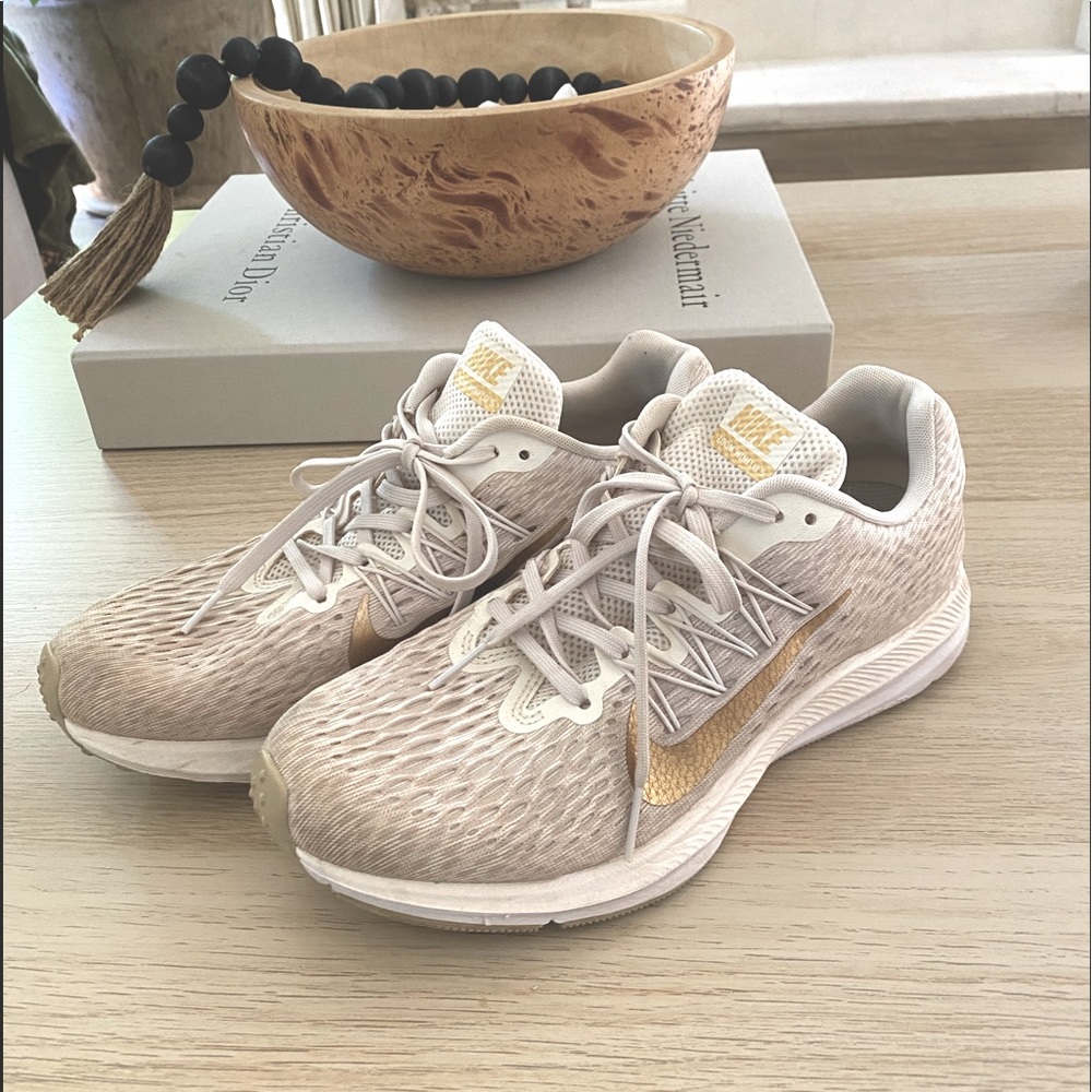 Womens NIKE Zoom Winflos cream/gold SZ 8.5 gently worn. In very good condition!